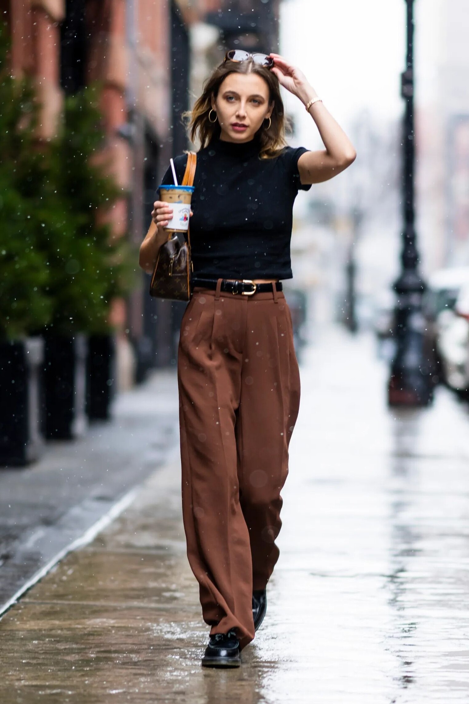 Celeb-Approved Baggy Pants Define Modern Romantic Style 🥂 188