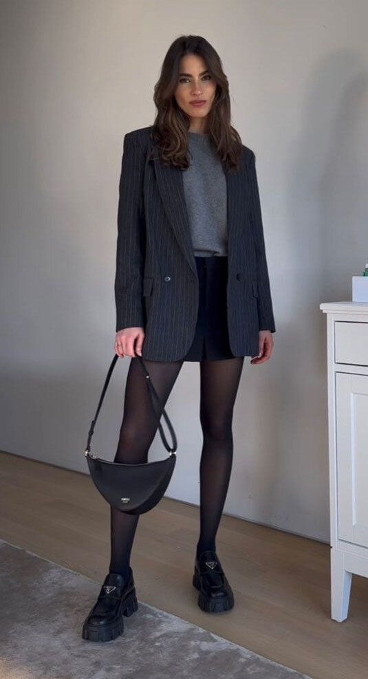 Chic in the Chill: 14 Mini Skirt Looks for Winter Dreams 🌌 978