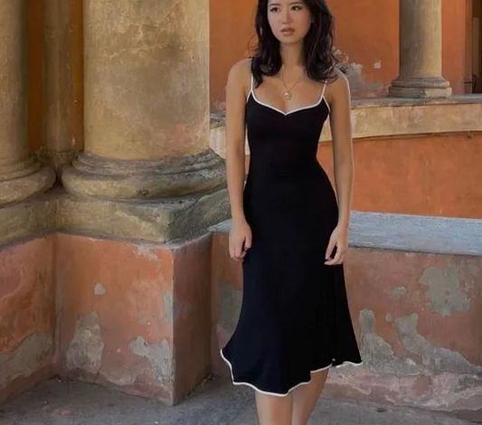 intimate moments captured • 10 Romantic Spring Outfits for Soulful Evenings Toge 946