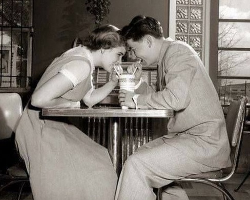 Enigmas del Amor: Romance Clásico en las Citas de los Años 50 — romanticizing co 202